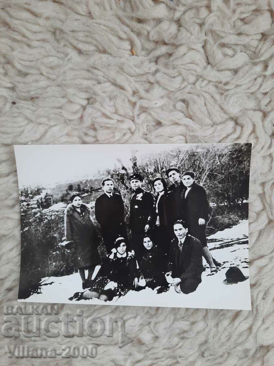 Картичка Христо Кърпачев на разходка със свой колеги.