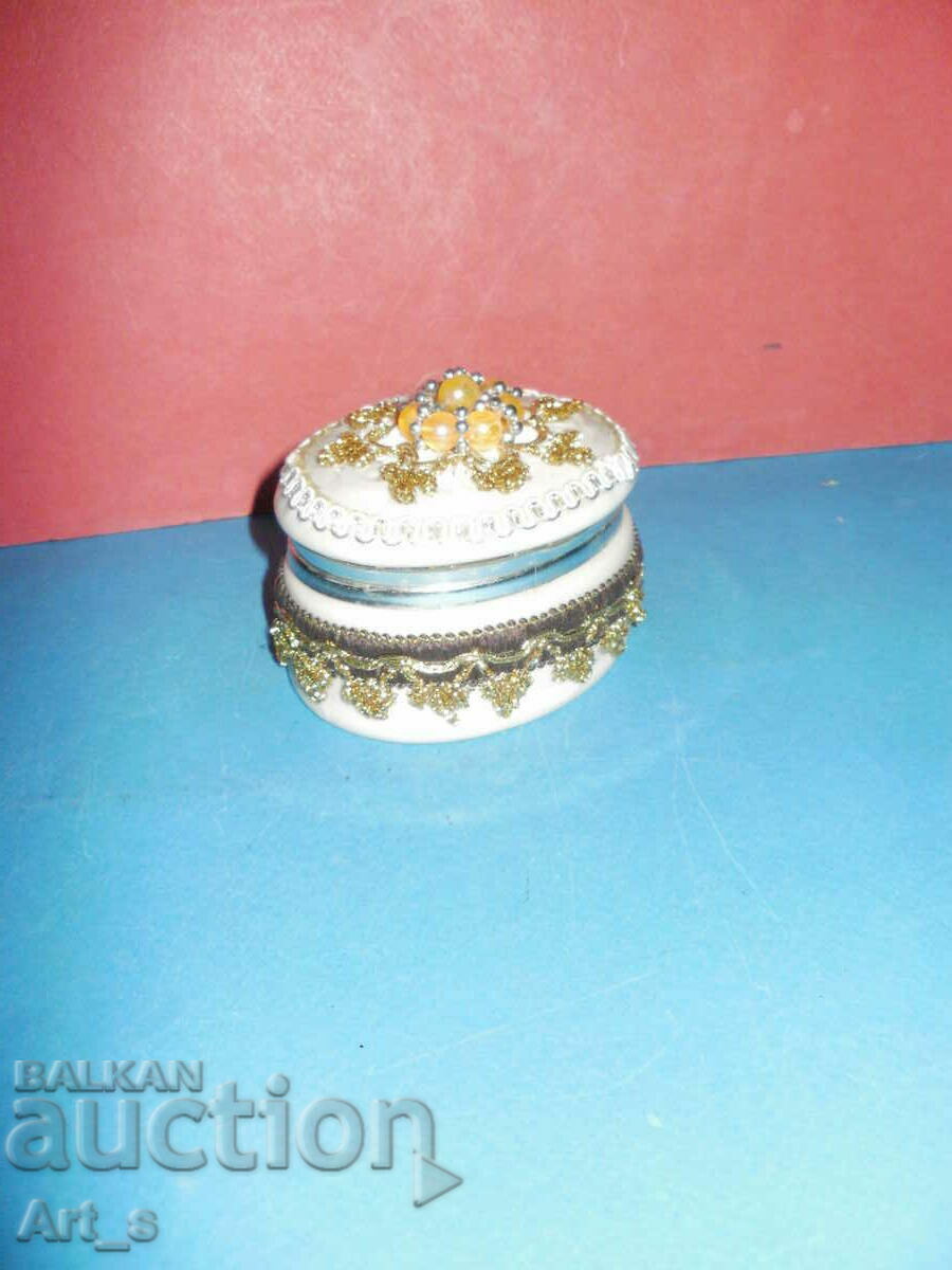 A beautiful porcelain jewelry storage box