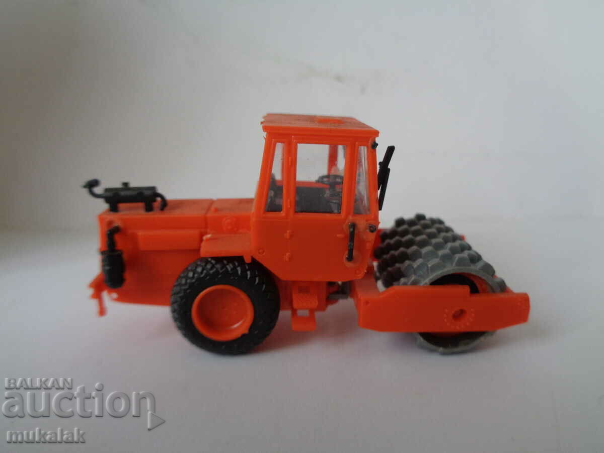Delivery of KIBRI H0 1/87 TRACTOR FARM EQUIPMENT MODEL TOY