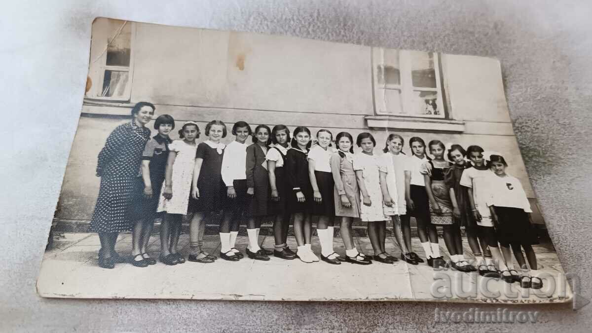 Photo Pupils with their teacher in the school yard