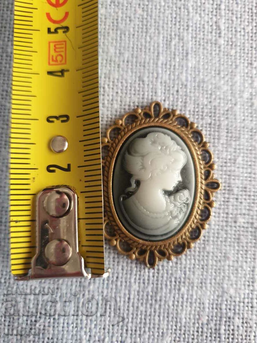 Камея с цена 35.00 лв. | € 17.90 Камея с цена 35.00 лв. | € 17.90