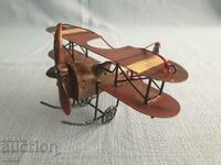 Старинен ръчно изработен метален самолет-окопно изкуство
