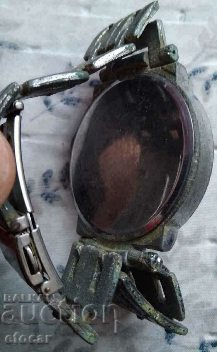 Q&Q wristwatch with price 2.00 BGN | € 1.02