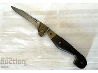 Ένα όμορφο παλιό μαχαίρι με ορείχαλκο και σημάδια