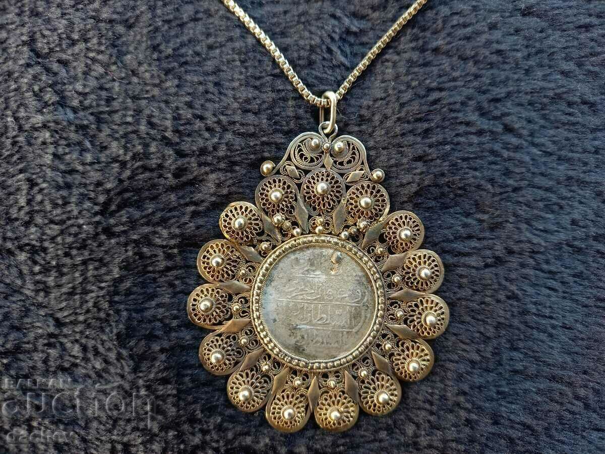 Bijuterii de costum medalion aurit cu filigran de argint renascentist cu preț 230.00 BGN | € 117.60