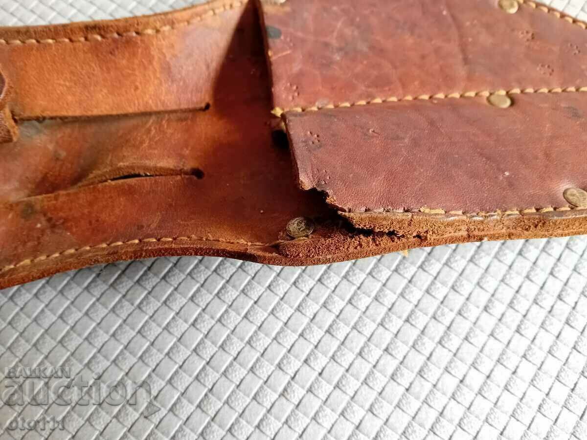 Licitație CAUZA PIELE VECHE PENTRU DOUA CUTITE