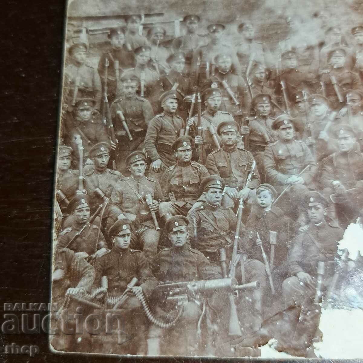 Soldații din prima lume cu puști cu grenadă MG și copilul regimentului