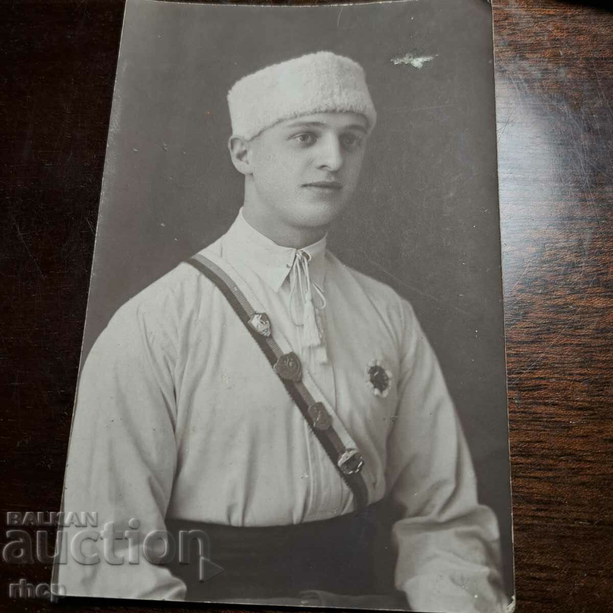 Юнак с униформа и значки на организацията снимка