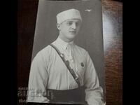 Юнак с униформа и значки на организацията снимка