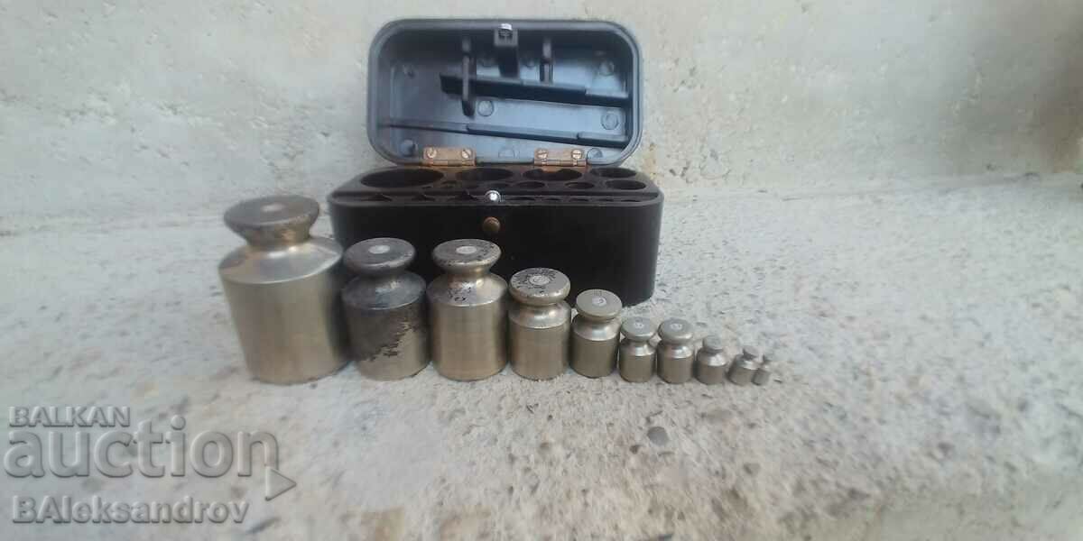 Auction Old scales in a bakelite box Auction Old scales in a bakelite box