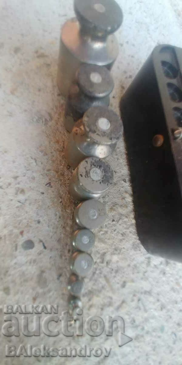 Old scales in a bakelite box - 6 Old scales in a bakelite box - 6