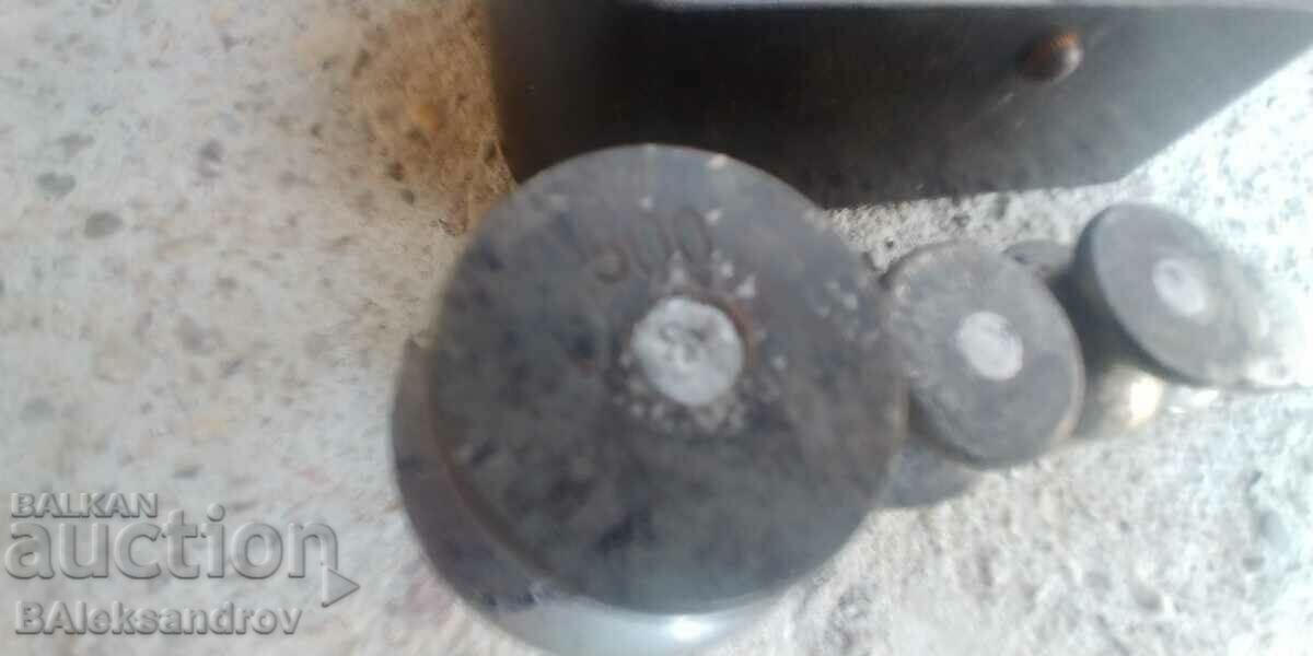 Old scales in a bakelite box - 7 Old scales in a bakelite box - 7