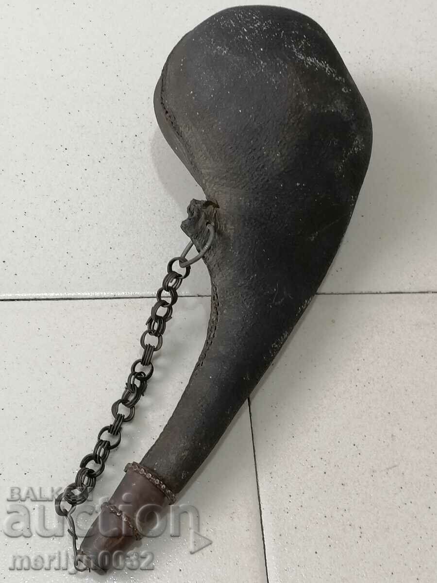 Стара хайдушка кожена барутница пушка пищов шишане ОРИГИНАЛ с цена 216.00 лв. | € 110.44