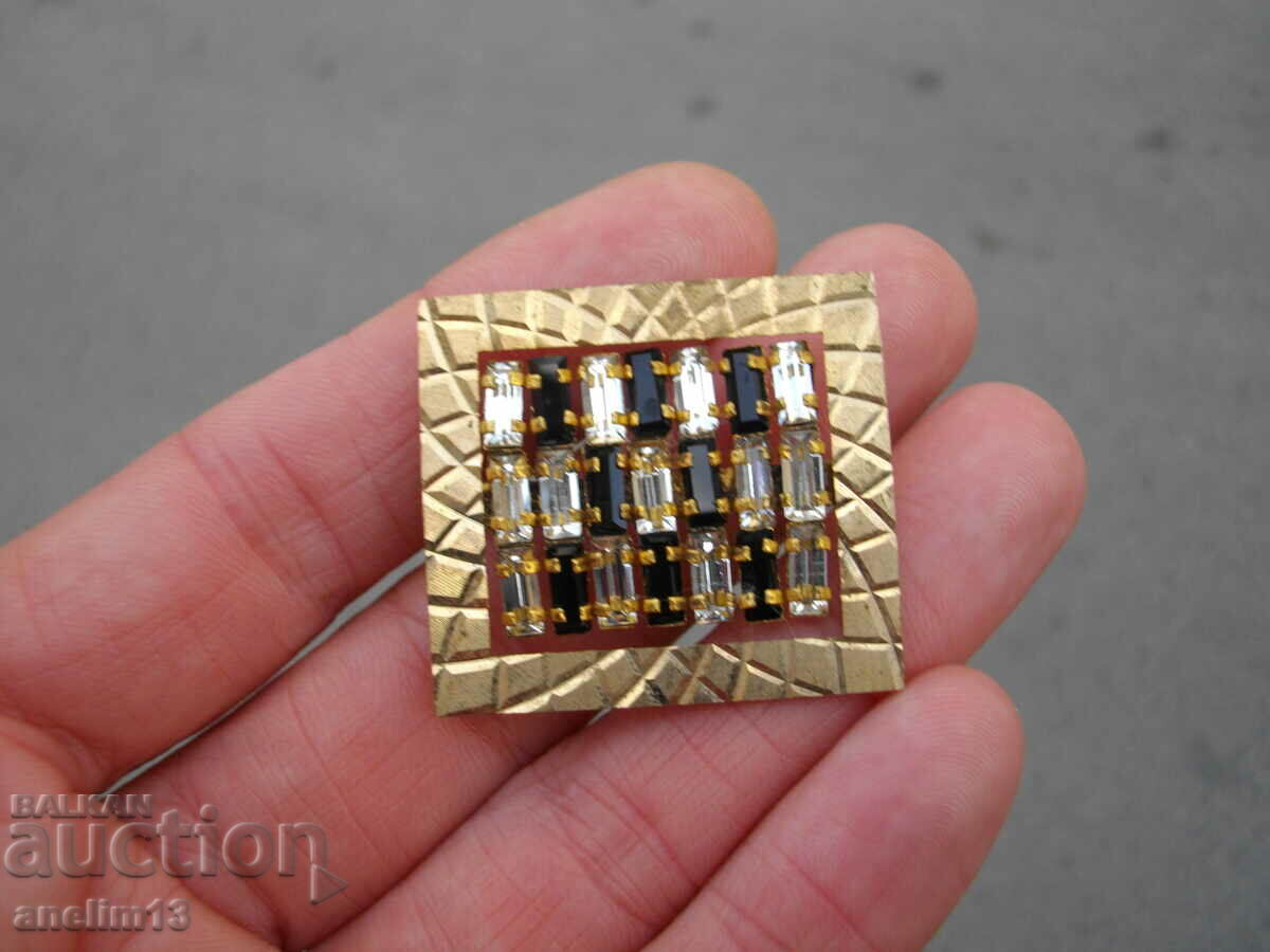 AN OLD GILT BROOCH with price 25.00 BGN | € 12.78 AN OLD GILT BROOCH with price 25.00 BGN | € 12.78