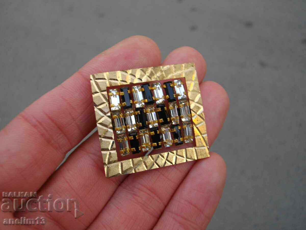 Auction AN OLD GILT BROOCH Auction AN OLD GILT BROOCH