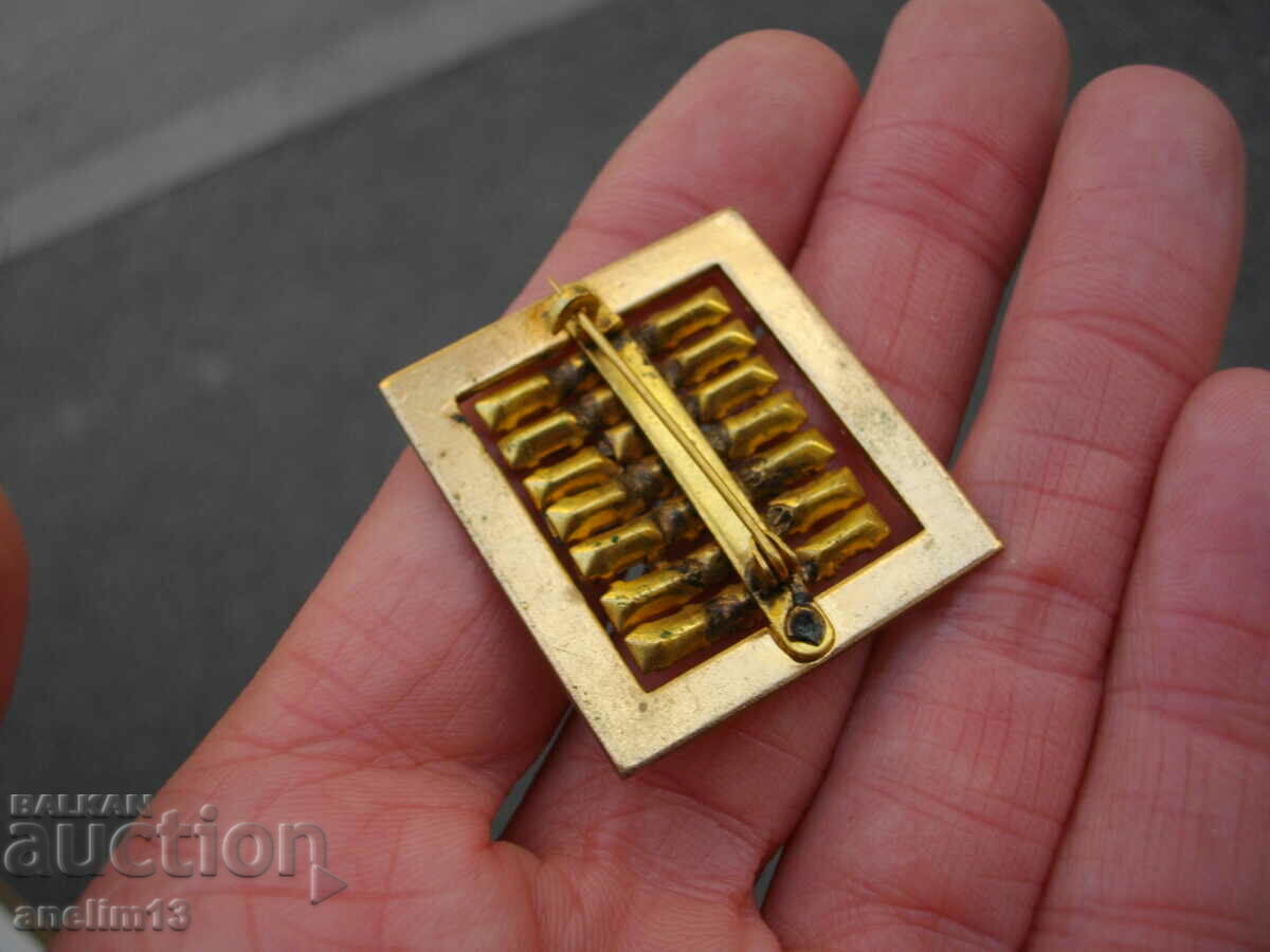 AN OLD GILT BROOCH - 5 AN OLD GILT BROOCH - 5