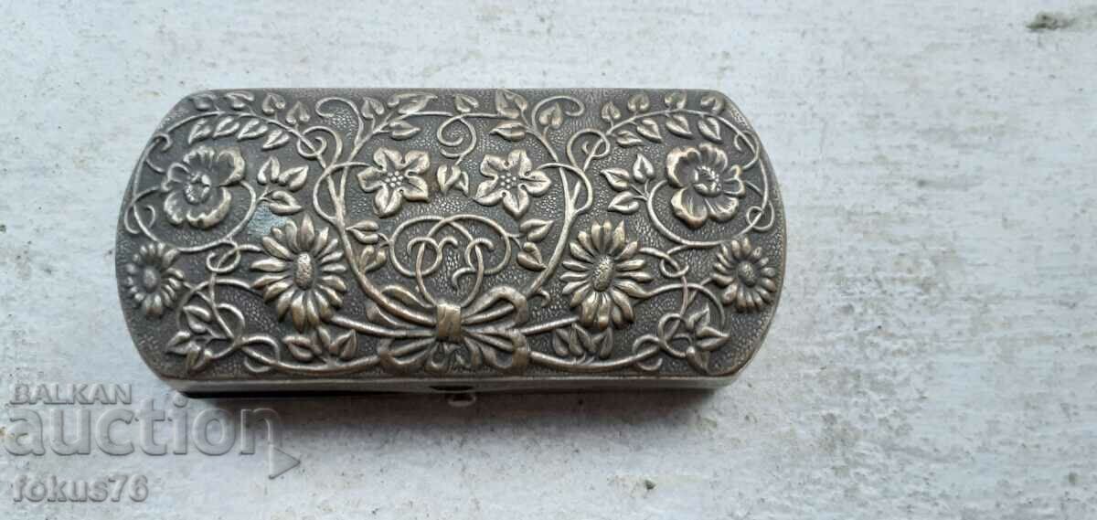 Old snuff box - mint with markings