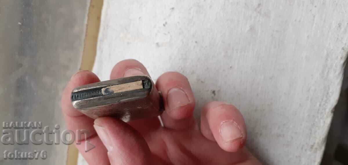 Delivery of Vintage metal collectible match Delivery of Vintage metal collectible match