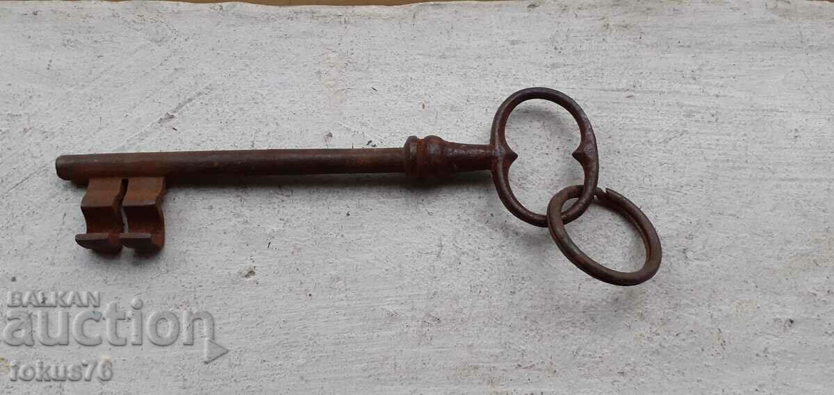 O cheie uriașă și veche falsificată de la poarta unei case de renaștere