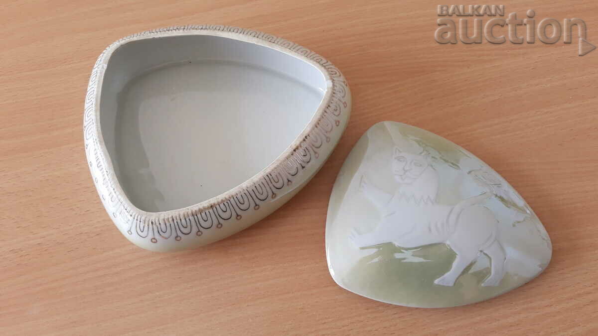 Auction SOC BULGARIAN PORCELAIN JEWELRY BOX WITH LION CAP Auction SOC BULGARIAN PORCELAIN JEWELRY BOX WITH LION CAP