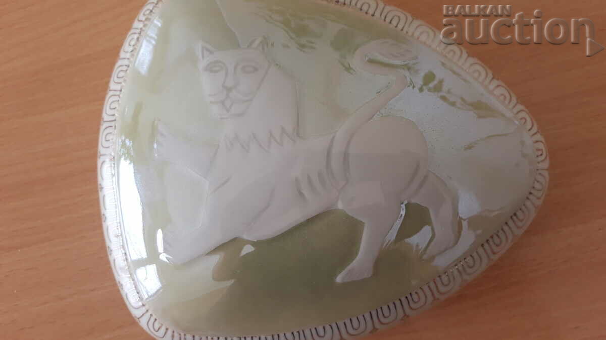 SOC BULGARIAN PORCELAIN JEWELRY BOX WITH LION CAP - 7 SOC BULGARIAN PORCELAIN JEWELRY BOX WITH LION CAP - 7