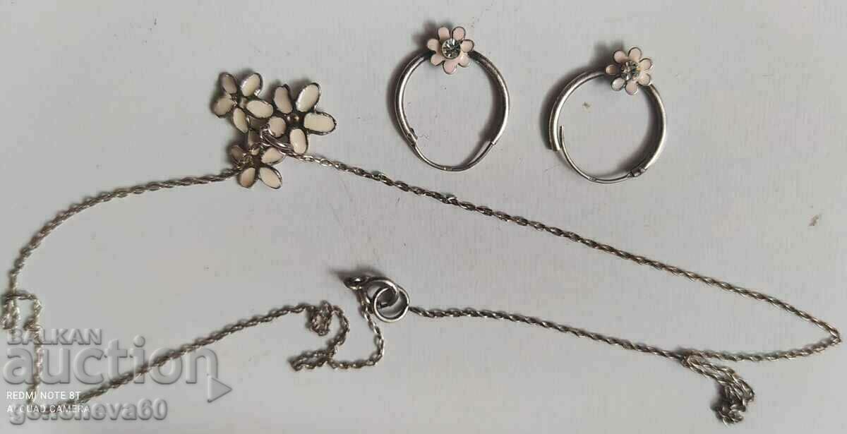 Auction Delicate silver set in a gift box Auction Delicate silver set in a gift box