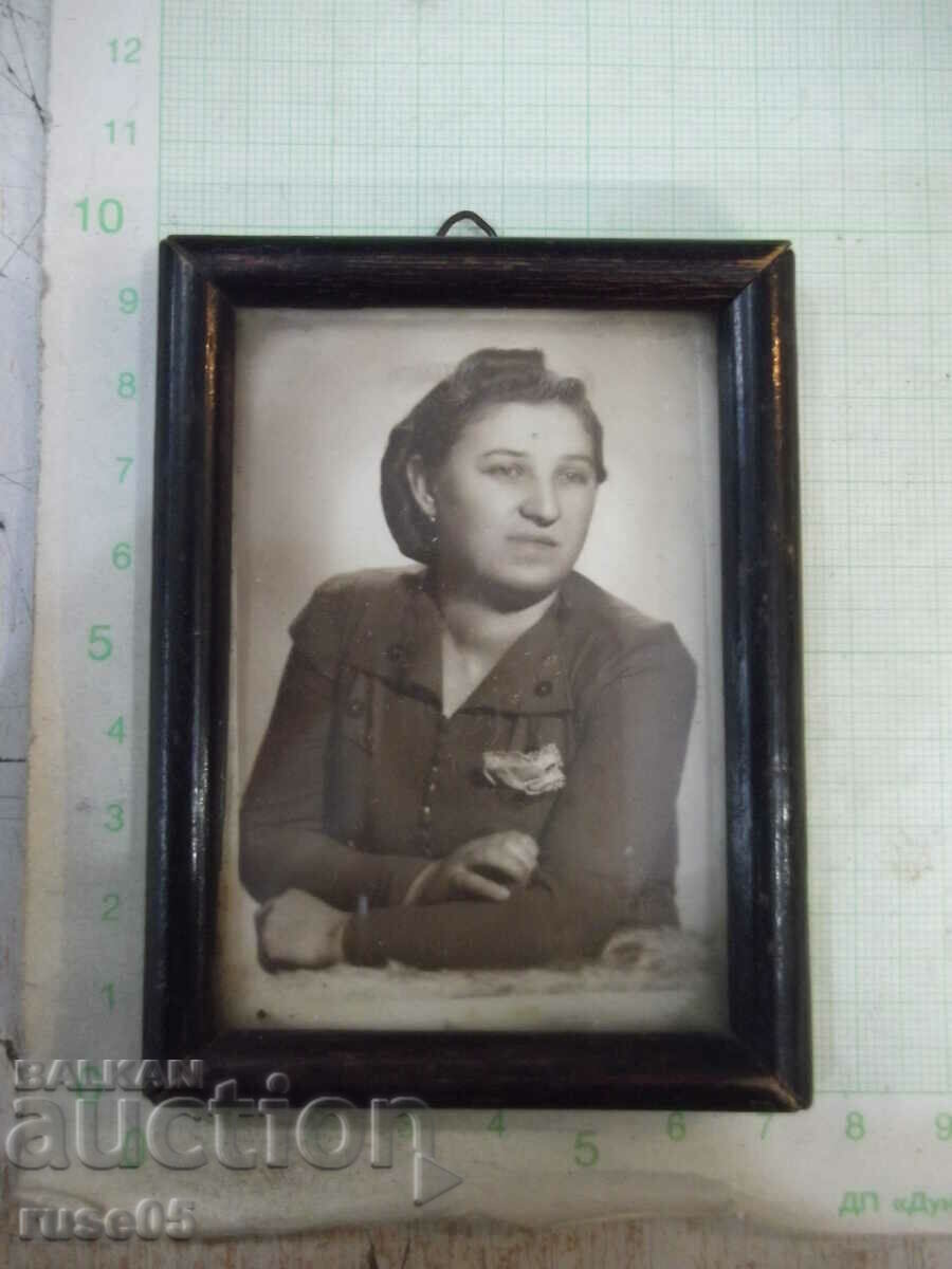 Снимка на жена в рамка стара