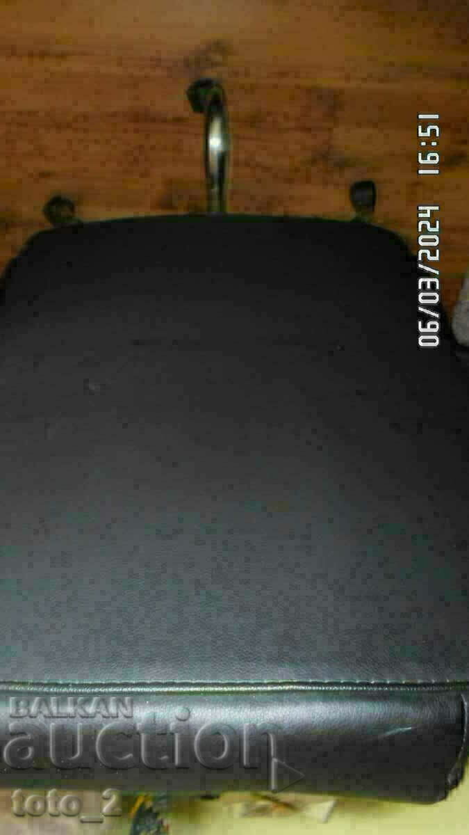 Auction OFFICE CHAIR ON WHEELS - DISCOUNT!! Auction OFFICE CHAIR ON WHEELS - DISCOUNT!!