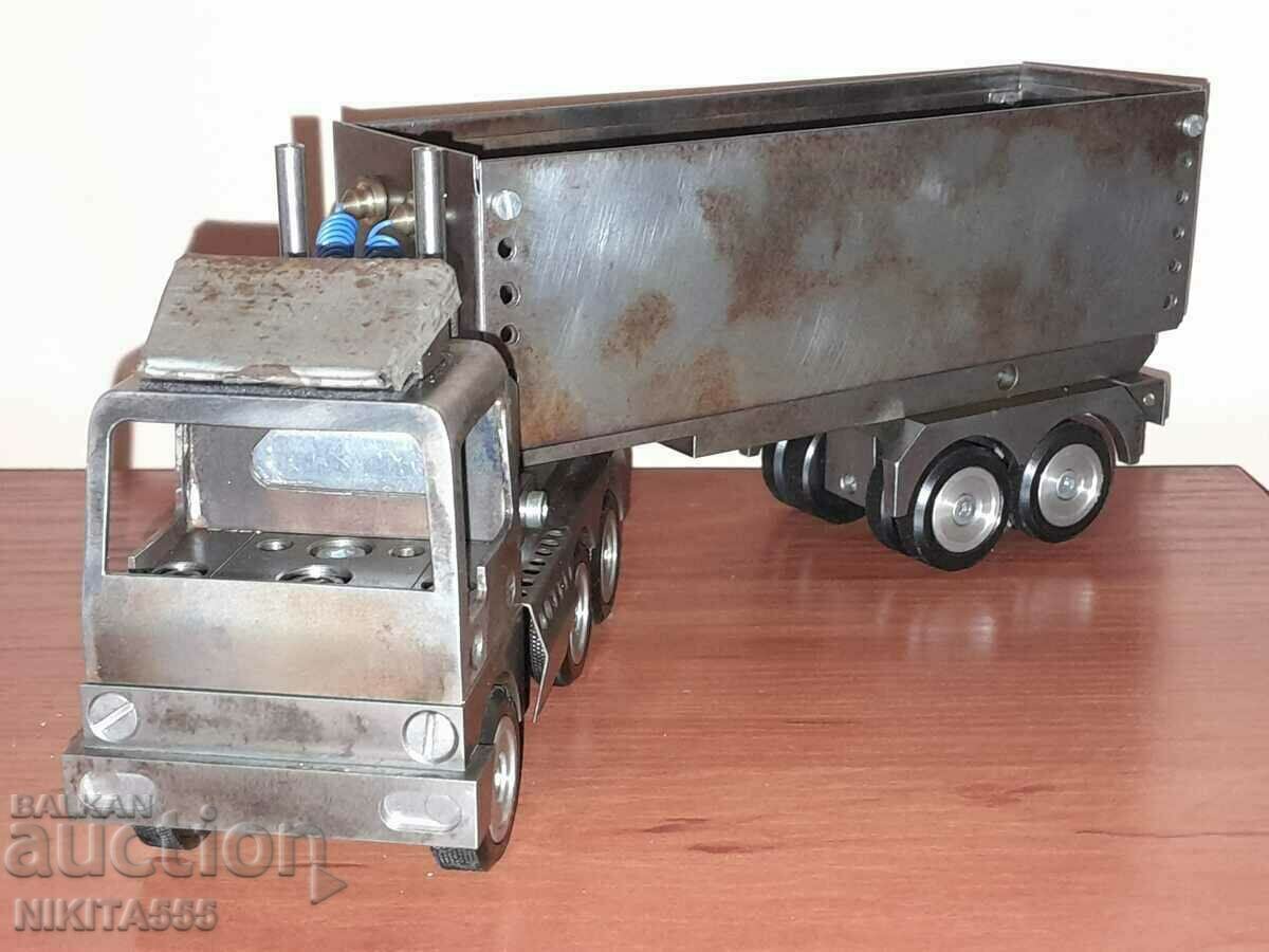 Метален модел на камион