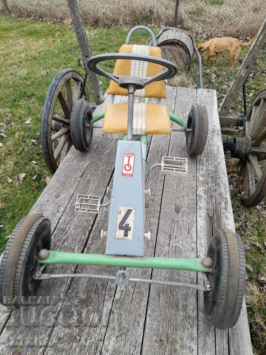 Mașină veche pentru copii cu pedale cu preț 530.00 BGN | € 270.98 Mașină veche pentru copii cu pedale cu preț 530.00 BGN | € 270.98