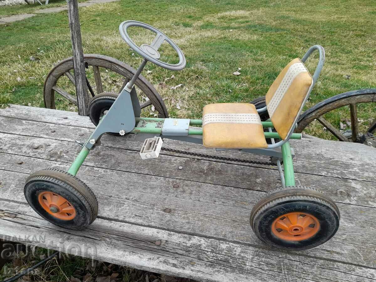 Licitație Mașină veche pentru copii cu pedale Licitație Mașină veche pentru copii cu pedale