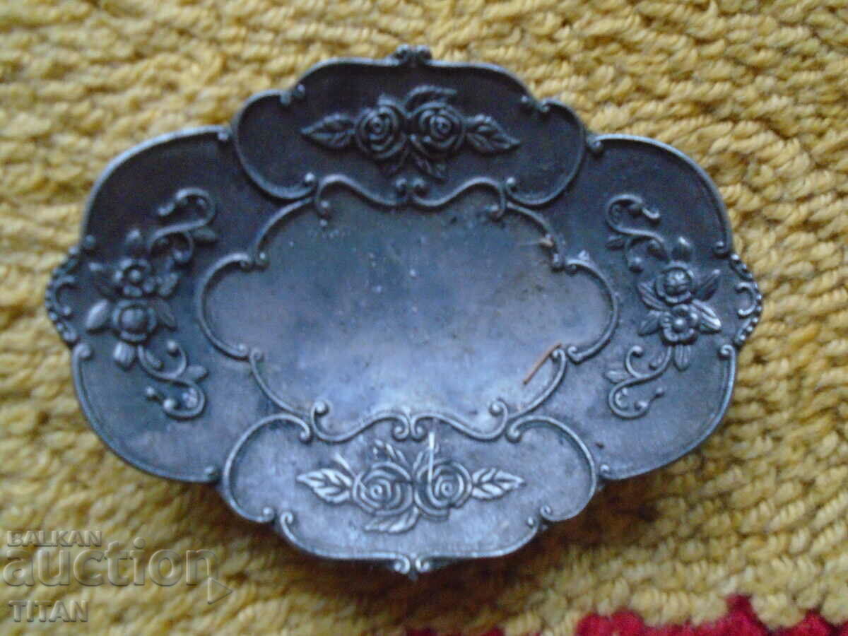 massive and artistically crafted ashtray, 14/18 cm.