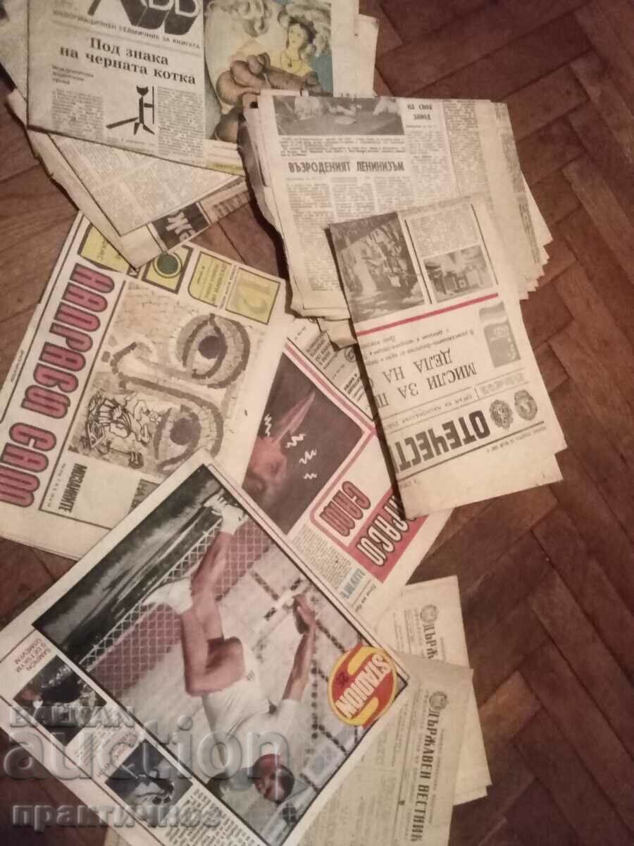 Πολλές παλιές εφημερίδες