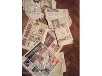 O mulțime de ziare vechi