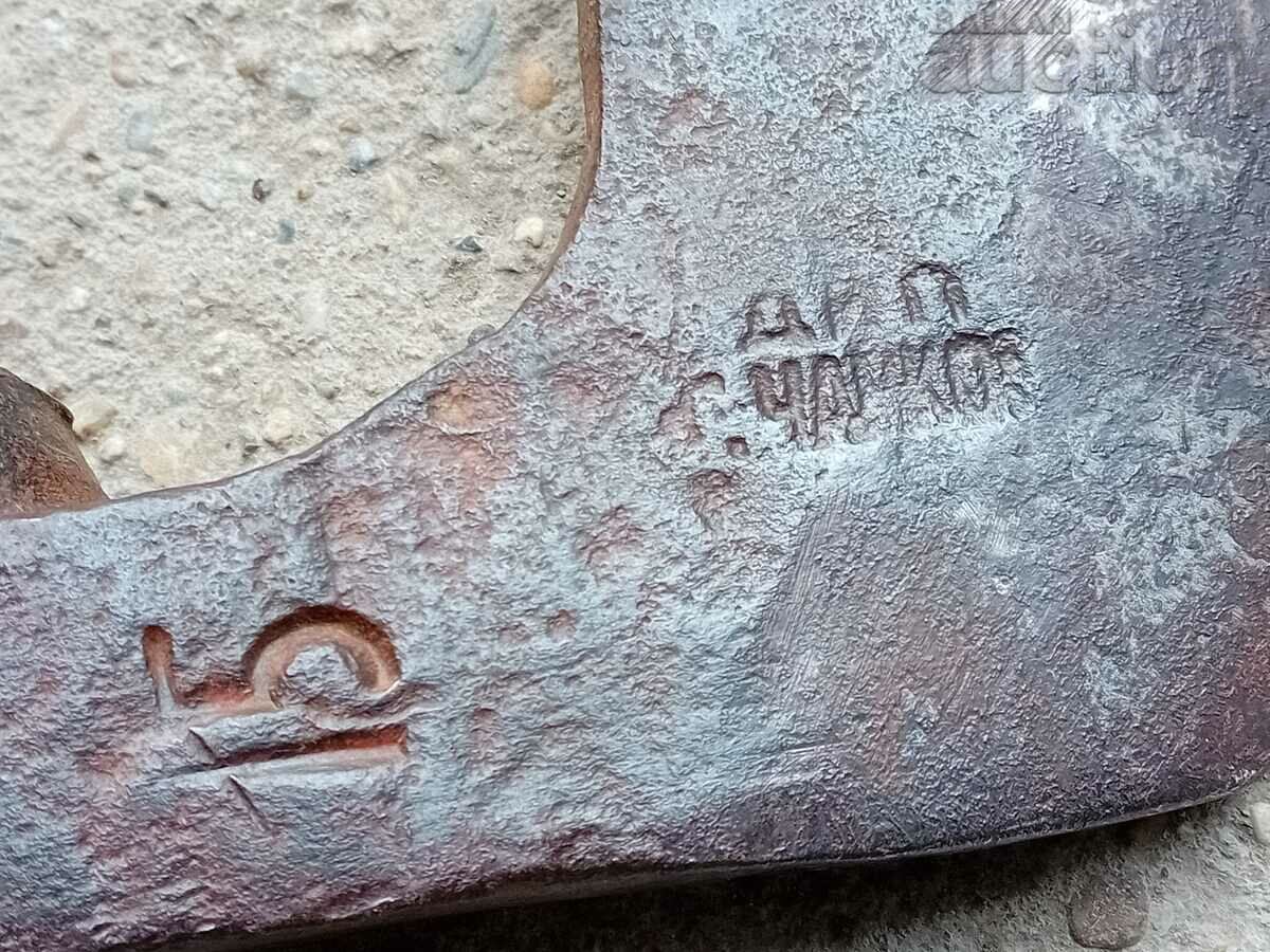 Παράδοση Παλιό τσεκούρι, τσεκούρι, σφυρήλατο σίδερο με λεπίδα σπαθιού με σήμανση Παράδοση Παλιό τσεκούρι, τσεκούρι, σφυρήλατο σίδερο με λεπίδα σπαθιού με σήμανση