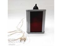 Παλιά φωτογραφική κόκκινη λάμπα για φωτογραφικό εργαστήριο