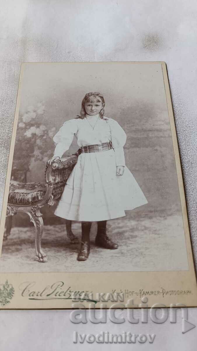 Снимка Младо момиче с бяла рокля Картон