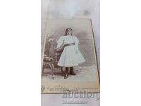 Снимка Младо момиче с бяла рокля Картон