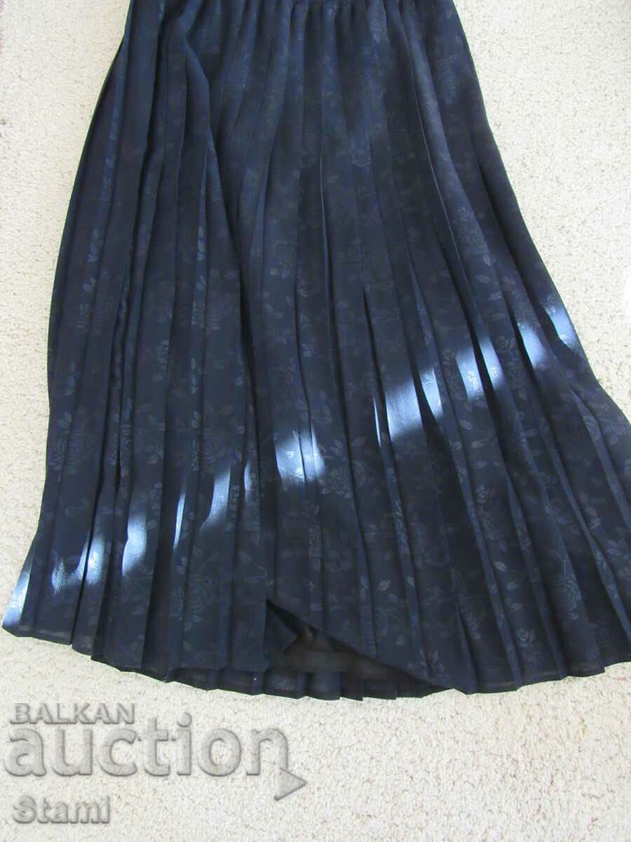 Дамска тъмно синя плисирана пола  размер 48