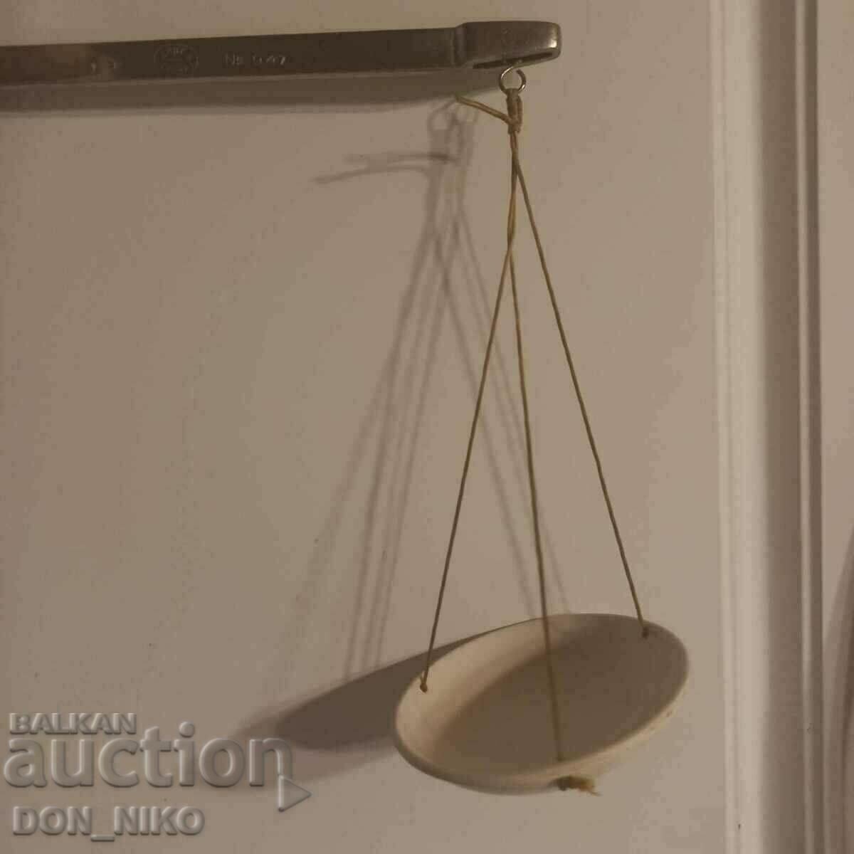 Δύο ζυγαριές φαρμακείου με μπρούτζινα μεζούρα με τιμή 100.00 BGN | € 51.13