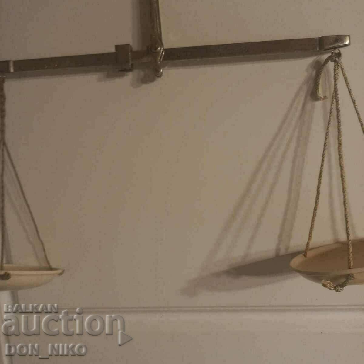 Δημοπρασία Δύο ζυγαριές φαρμακείου με μπρούτζινα μεζούρα