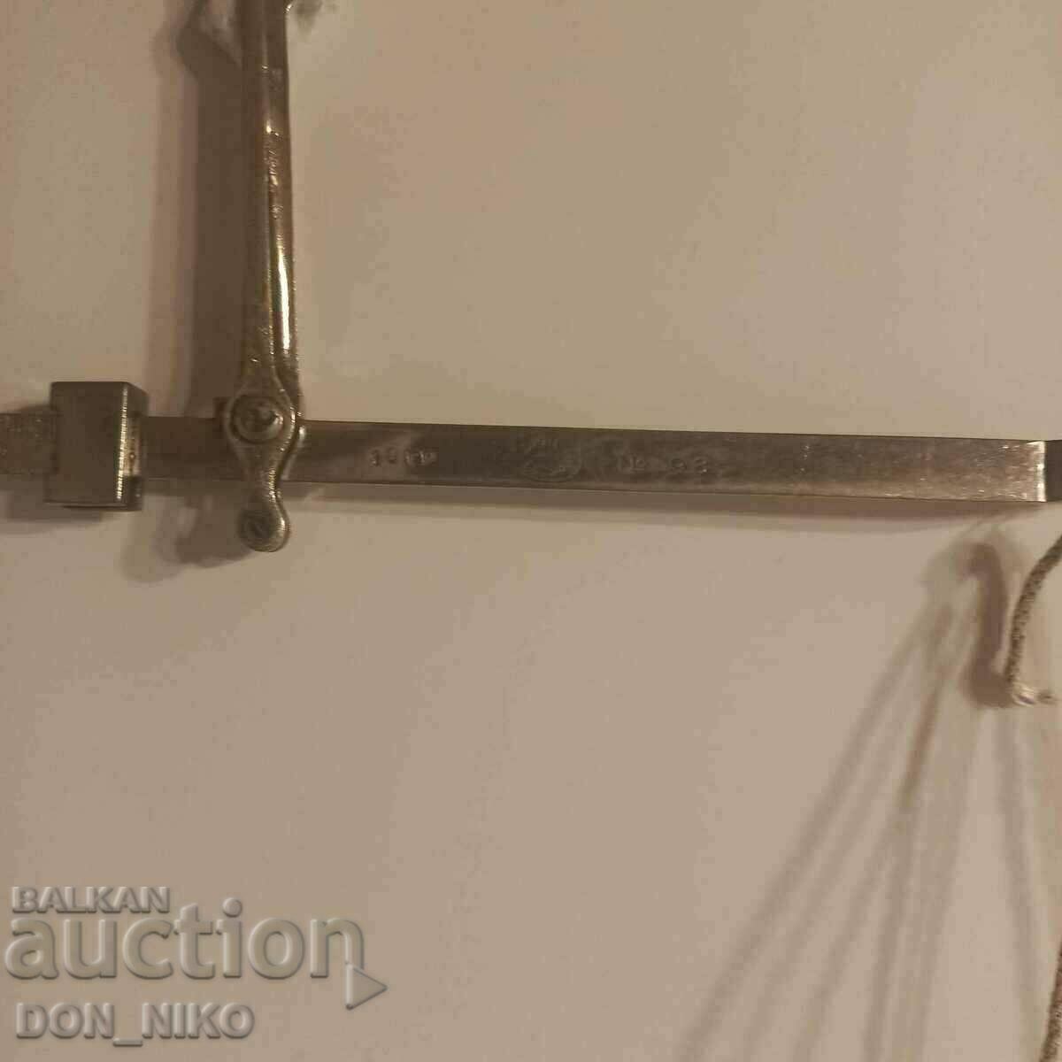 Παράδοση Δύο ζυγαριές φαρμακείου με μπρούτζινα μεζούρα