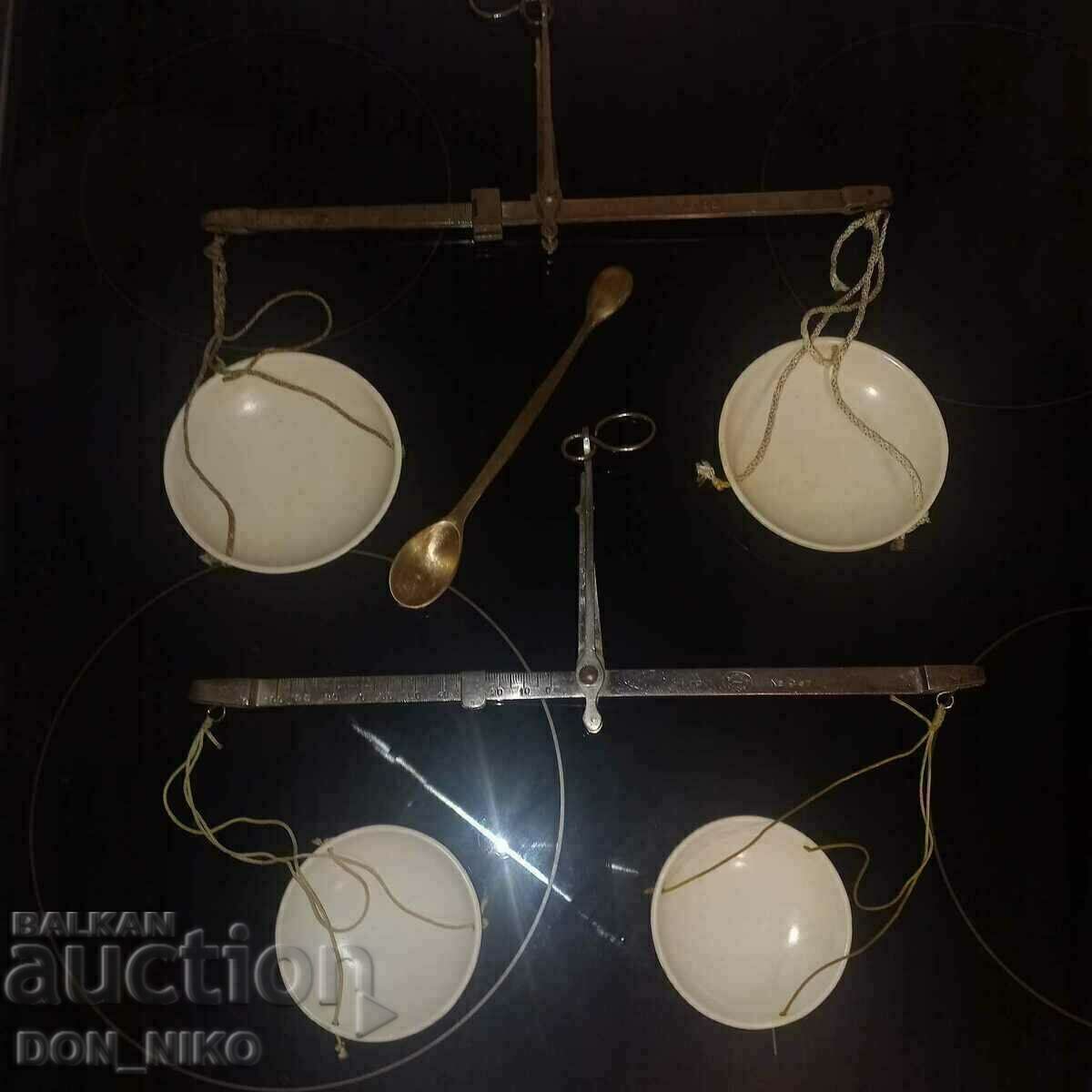 Δύο ζυγαριές φαρμακείου με μπρούτζινα μεζούρα - 6