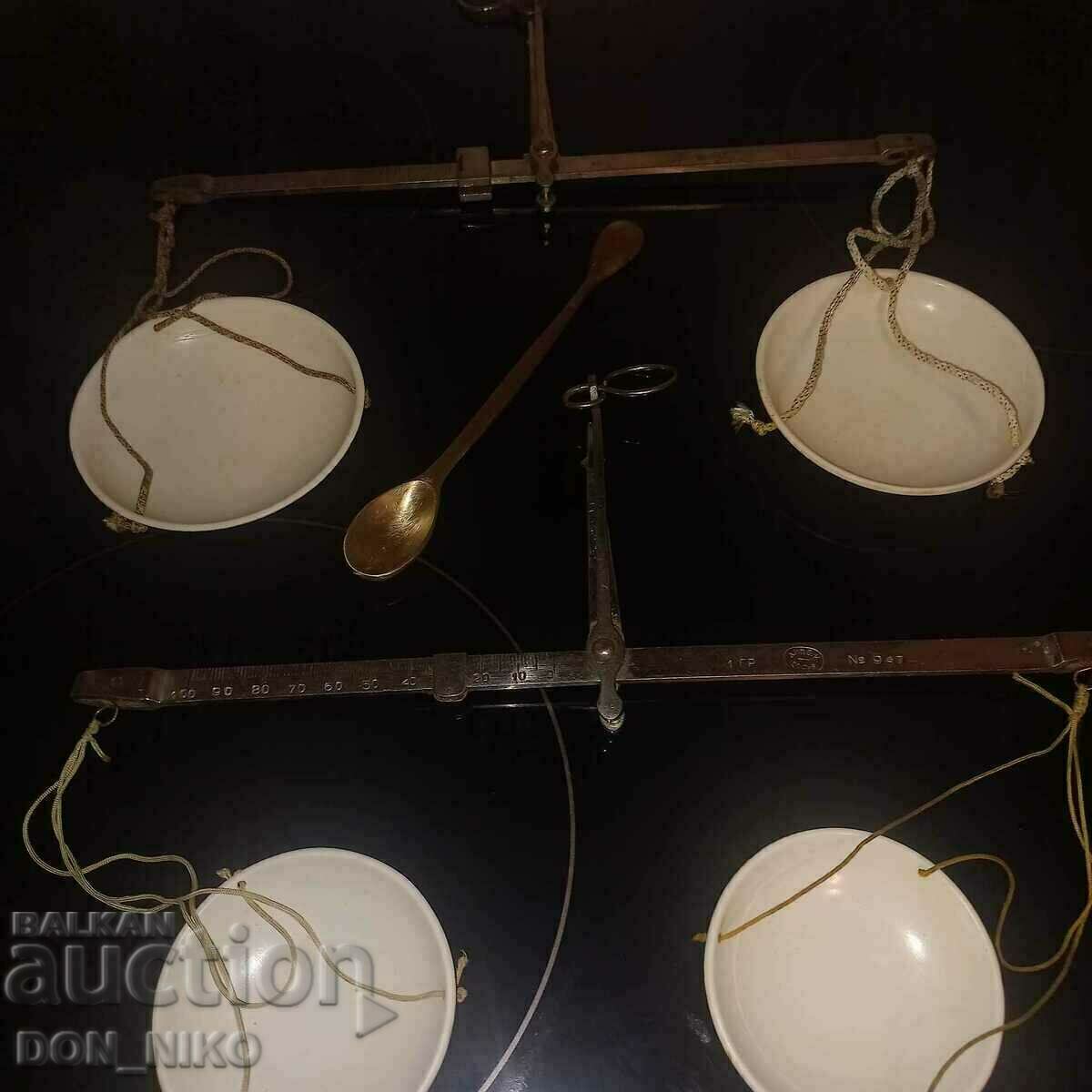 Δύο ζυγαριές φαρμακείου με μπρούτζινα μεζούρα - 7