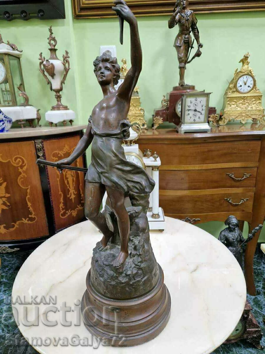 Licitație O minunată figurină antică de colecție franceză Licitație O minunată figurină antică de colecție franceză