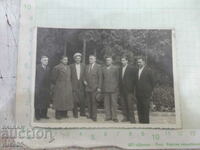 Μια παλιά φωτογραφία μιας ομάδας ανδρών