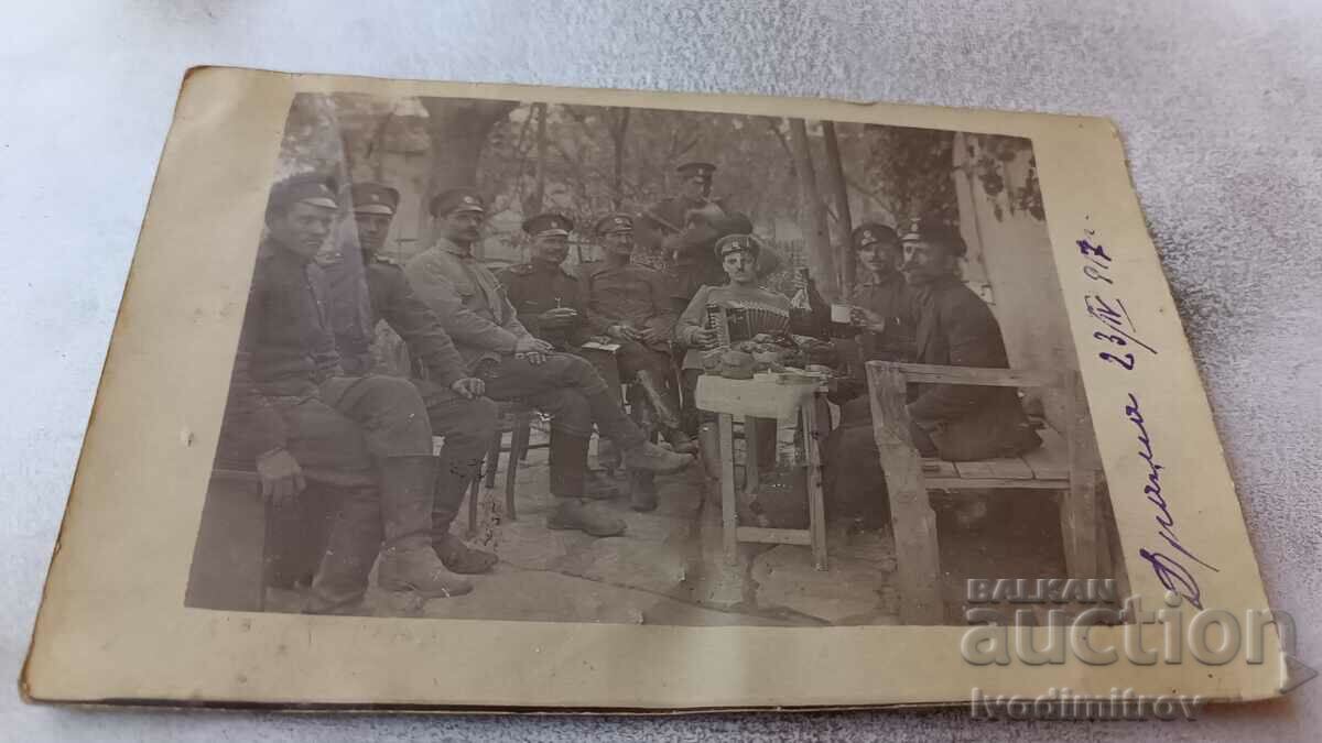 Εικόνα δραματικών αξιωματικών σε ένα ποτό 1917