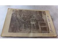 Εικόνα δραματικών αξιωματικών σε ένα ποτό 1917