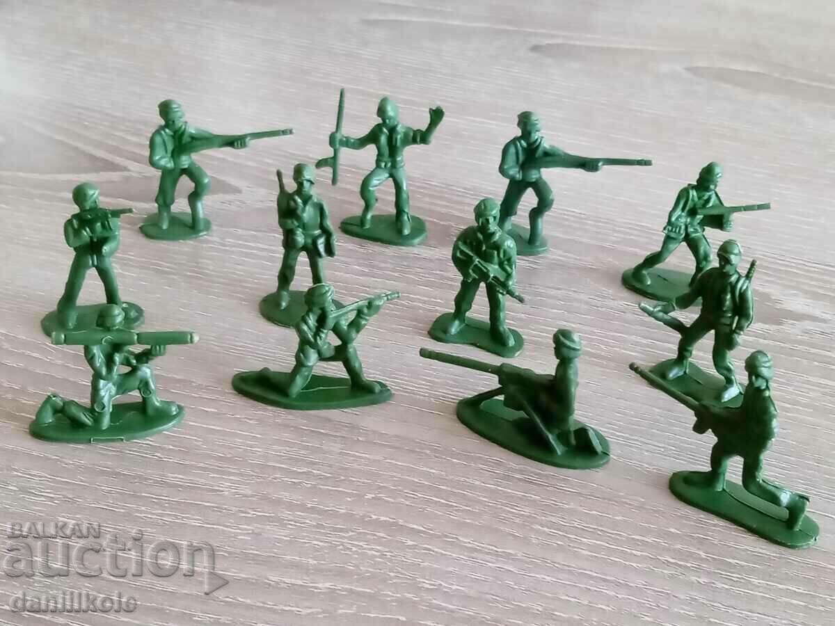 *$*Y*$*FROM MILITARY FIGURE COLLECTION 12 DIFFERENT SOLDIERS *$*Y*$*