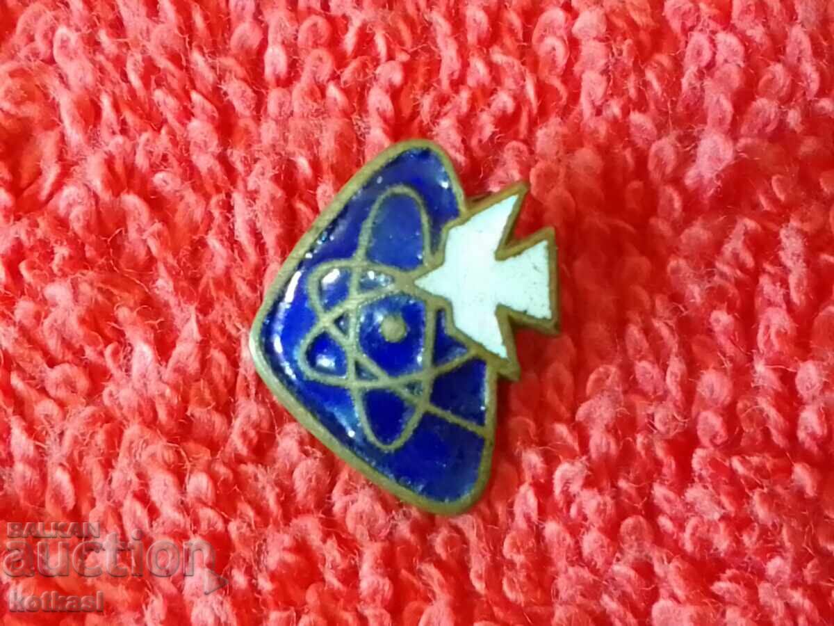 Delivery of Old solid metal social badge enamel dove Delivery of Old solid metal social badge enamel dove